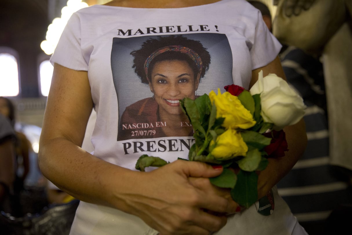 Une femme porte un T-shirt en hommage Marielle Franco à Rio de Janeiro, au Brésil, en mars 2019. © Silvia Izquierdo/AP/SIPA