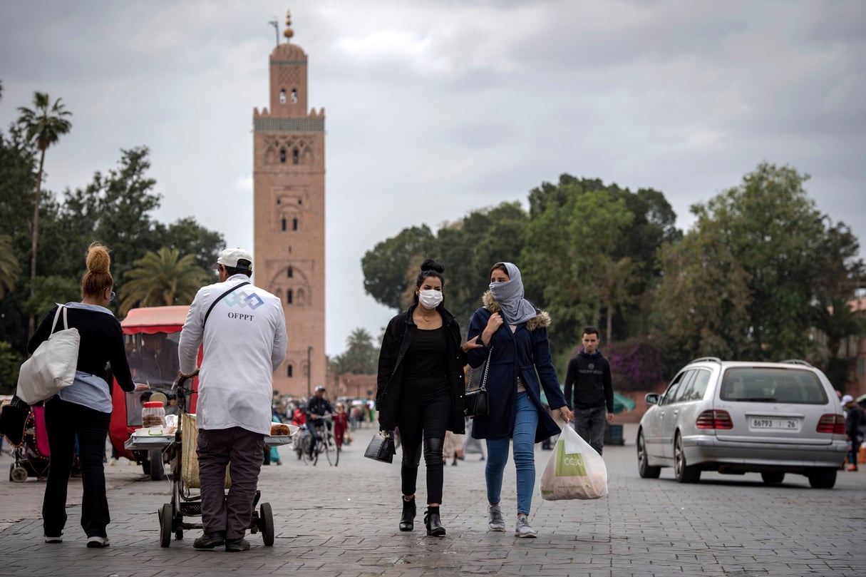 Des passants à Marrakech avec des masques en pleine pandémie de coronavirus dans le monde. © FADEL SENNA/AFP