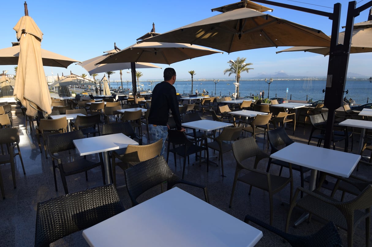 Un serveur dans un restaurant vide du front de mer de Tunisie le 15 mars 2020 après la décision du gouvernement de fermer les cafés et restaurants. © FETHI BELAID/AFP