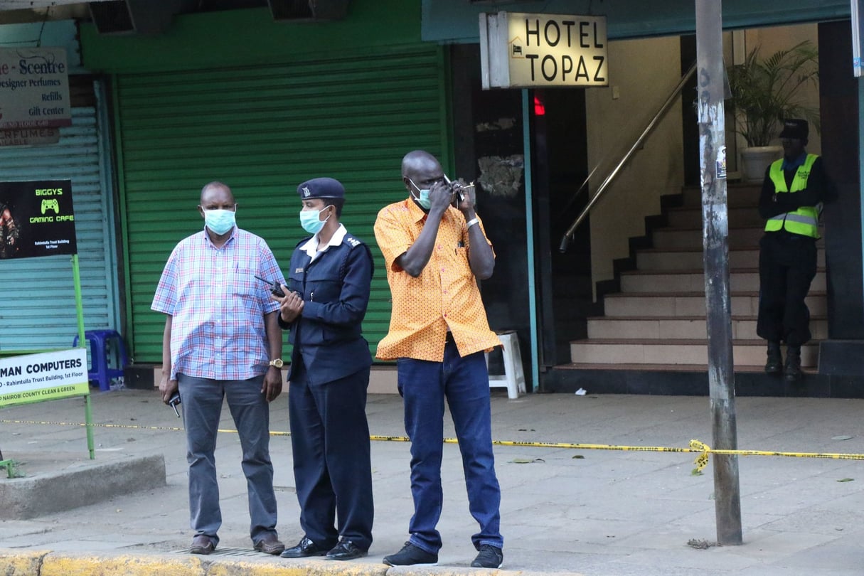 LLa police a placé un cordon de sécurité devant un hôtel où un résident pourrait avoir le coronavirus, le 15 mars 2020 à Nairobi. © CHINE NOUVELLE/SIPA