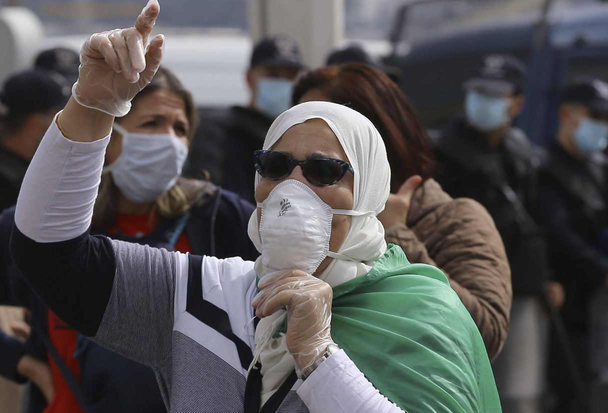 La pandémie de Covid-19 met en suspens les marches du Hirak en Algérie. © Anis Belghoul/AP/SIPA