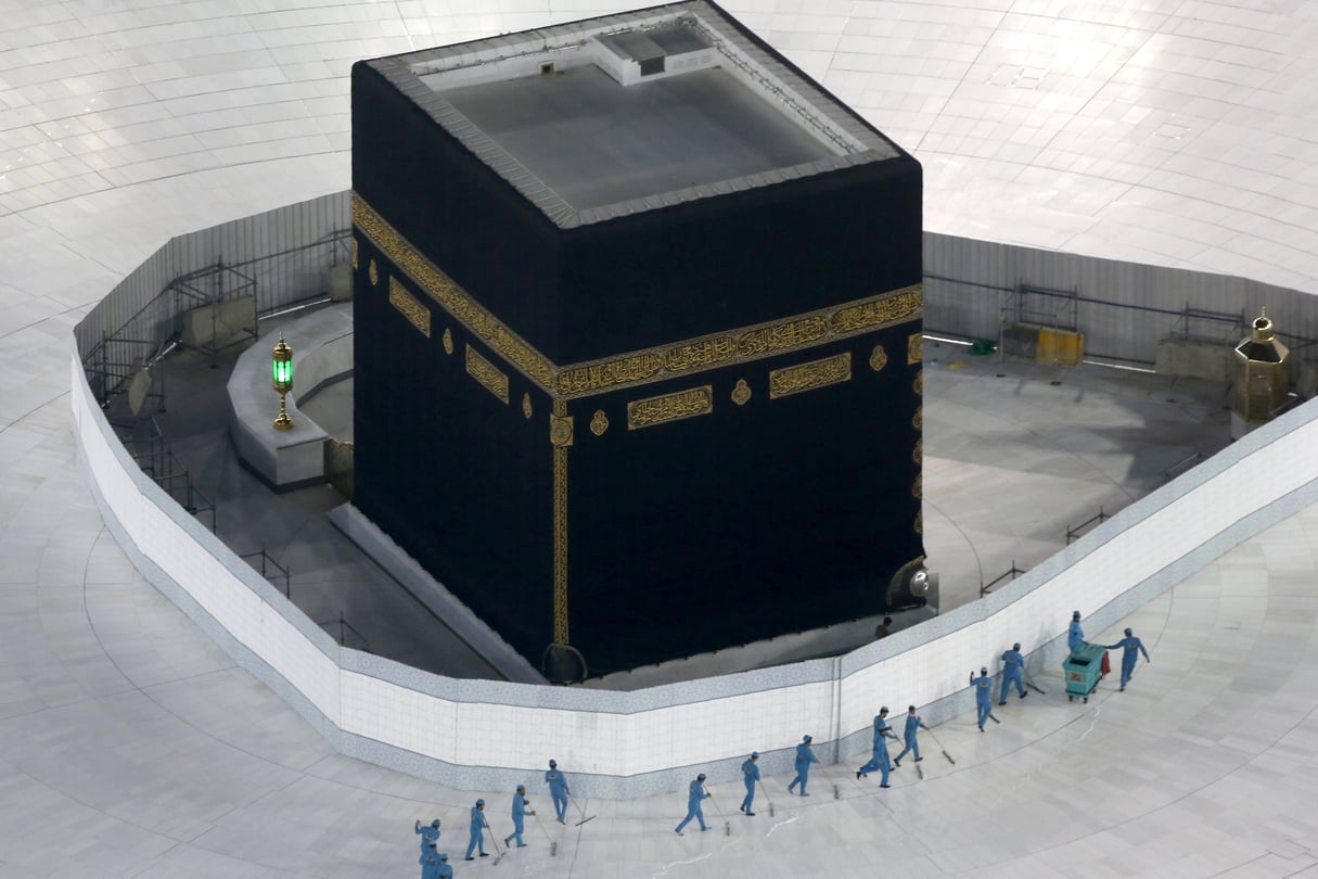 Des travailleurs désinfectent l’esplanade de la Kaaba, le 7 mars 2020, à la Mecque, en Arabie Saoudite. © Amr Nabil/AP/SIPA