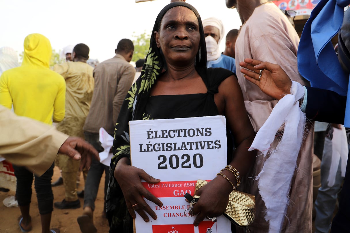 Une femme portant une pancarte électorale pendant un rassemblement de l’Alliance pour la Solidarité au Mali (ASMA) à Gao le 18 mars 2020. © Souleymane Ag Anara/AFP