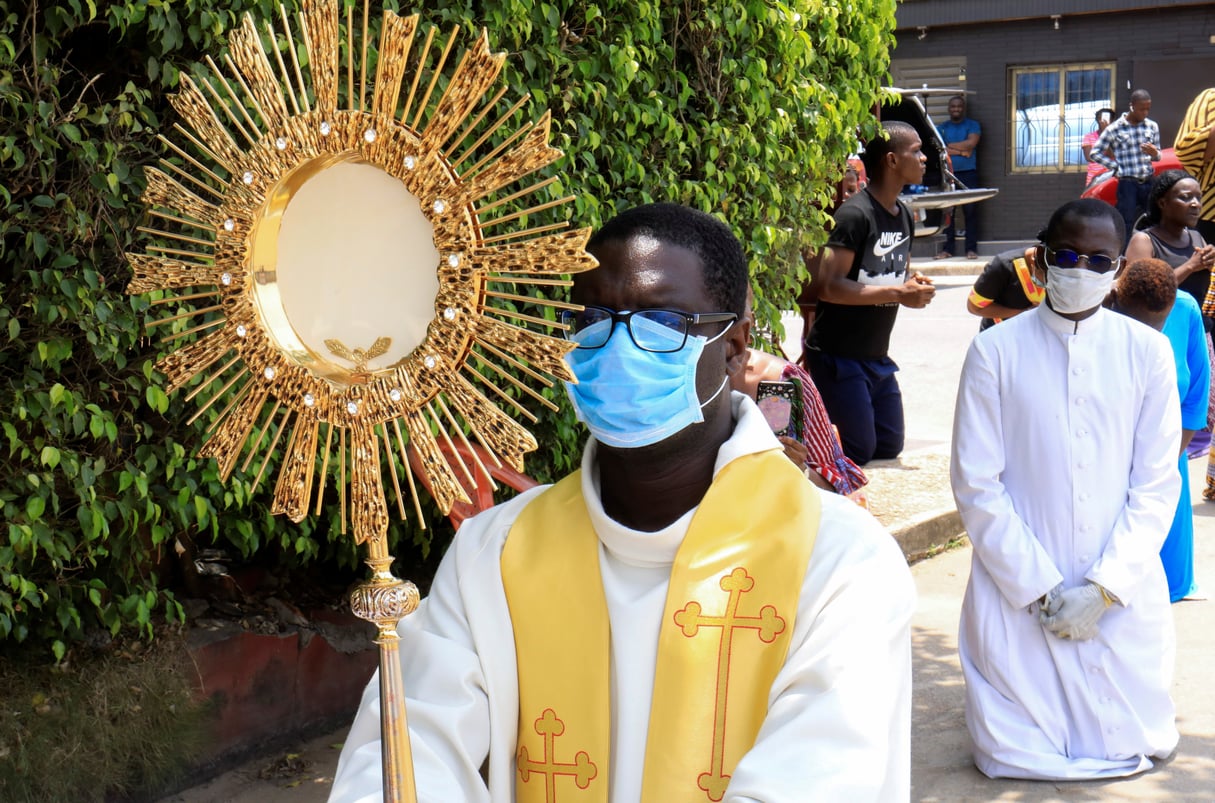 Un prêtre prie au passage de la procession de l'abbé Abekan dans les rues d'Abidjan le 22 mars 2020 à Abidjan. &copy; REUTERS/Thierry Gouegnon