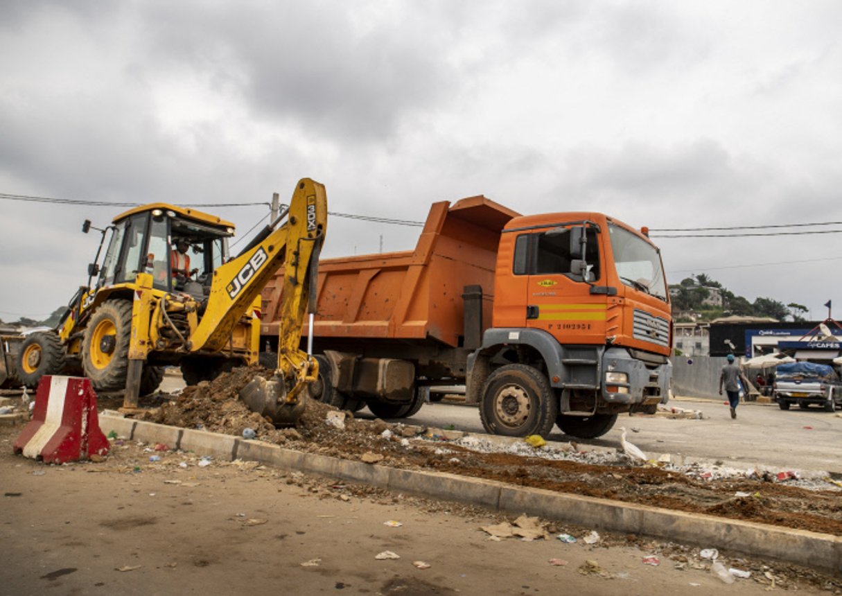 Travaux de rénovation sur la RN1 à Libreville. © Jacques Torregano pour JA