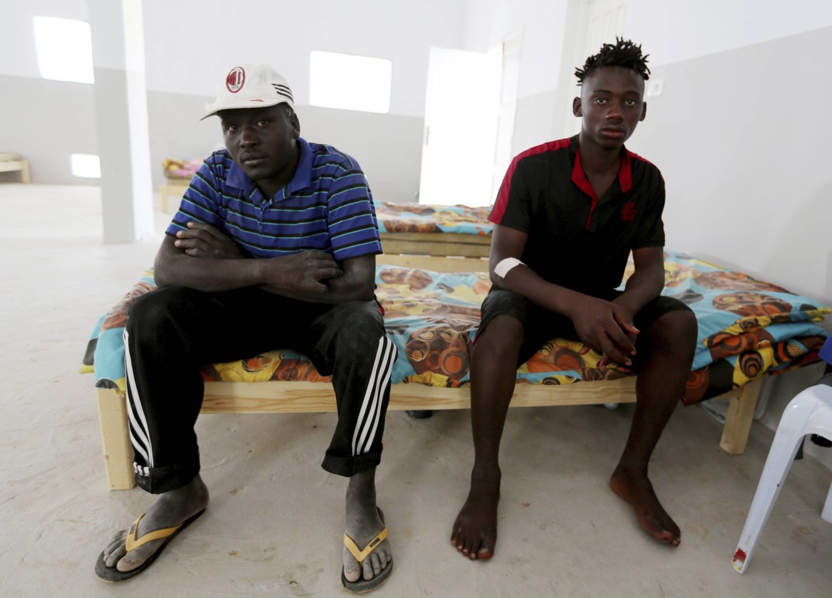 Un survivant malien (à droite) d’un naufrage, dans le centre du Croissant-Rouge de Zarzis, dans le sud de la Tunisie, le 4 juillet 2019. © Sami Jelassi/AP/SIPA