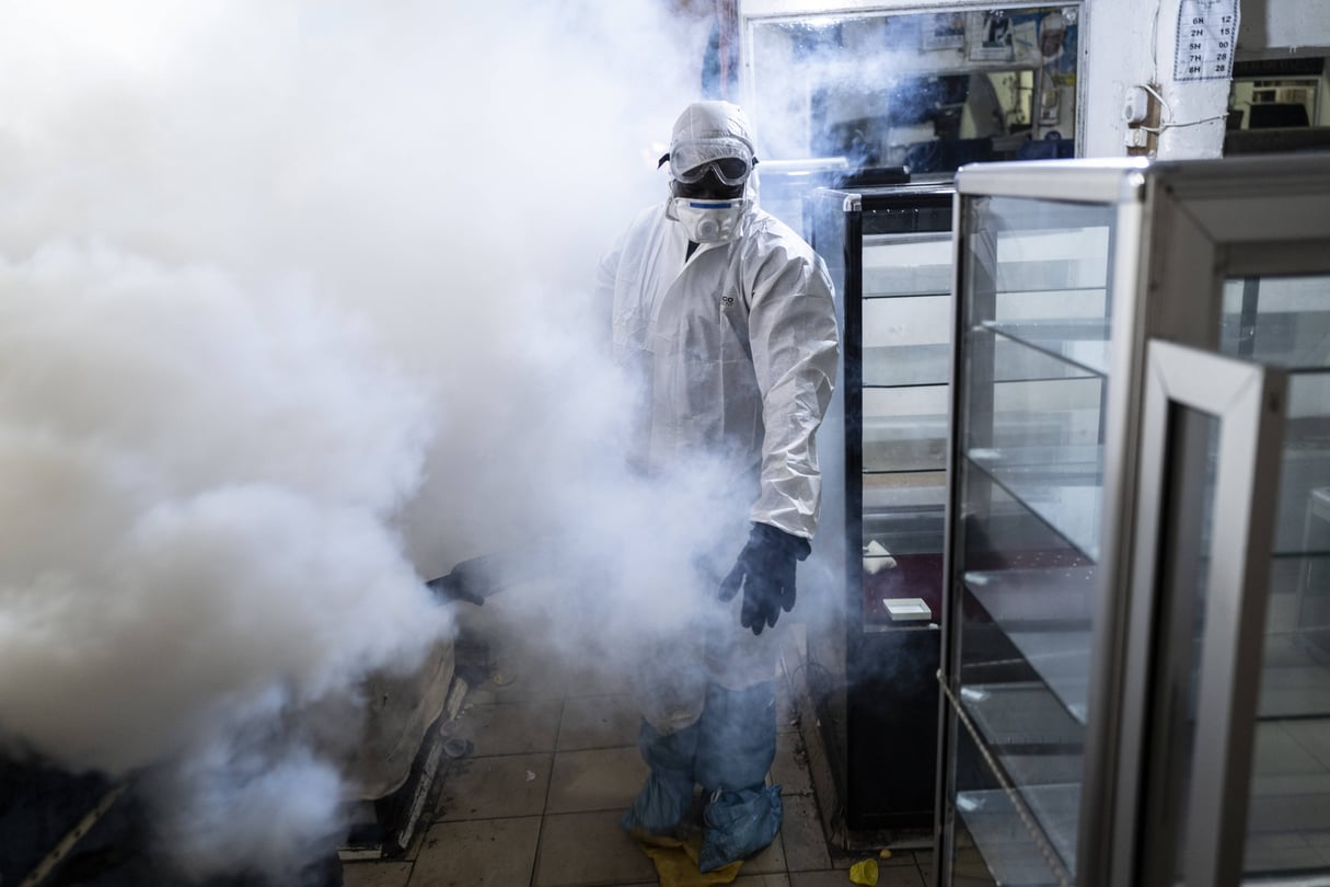 Opération de désinfection contre le coronavirus au marché Tilène, à Dakar, le 22 mars 2020. Photo d’illustration. © Sylvain Cherkaoui/AP/SIPA