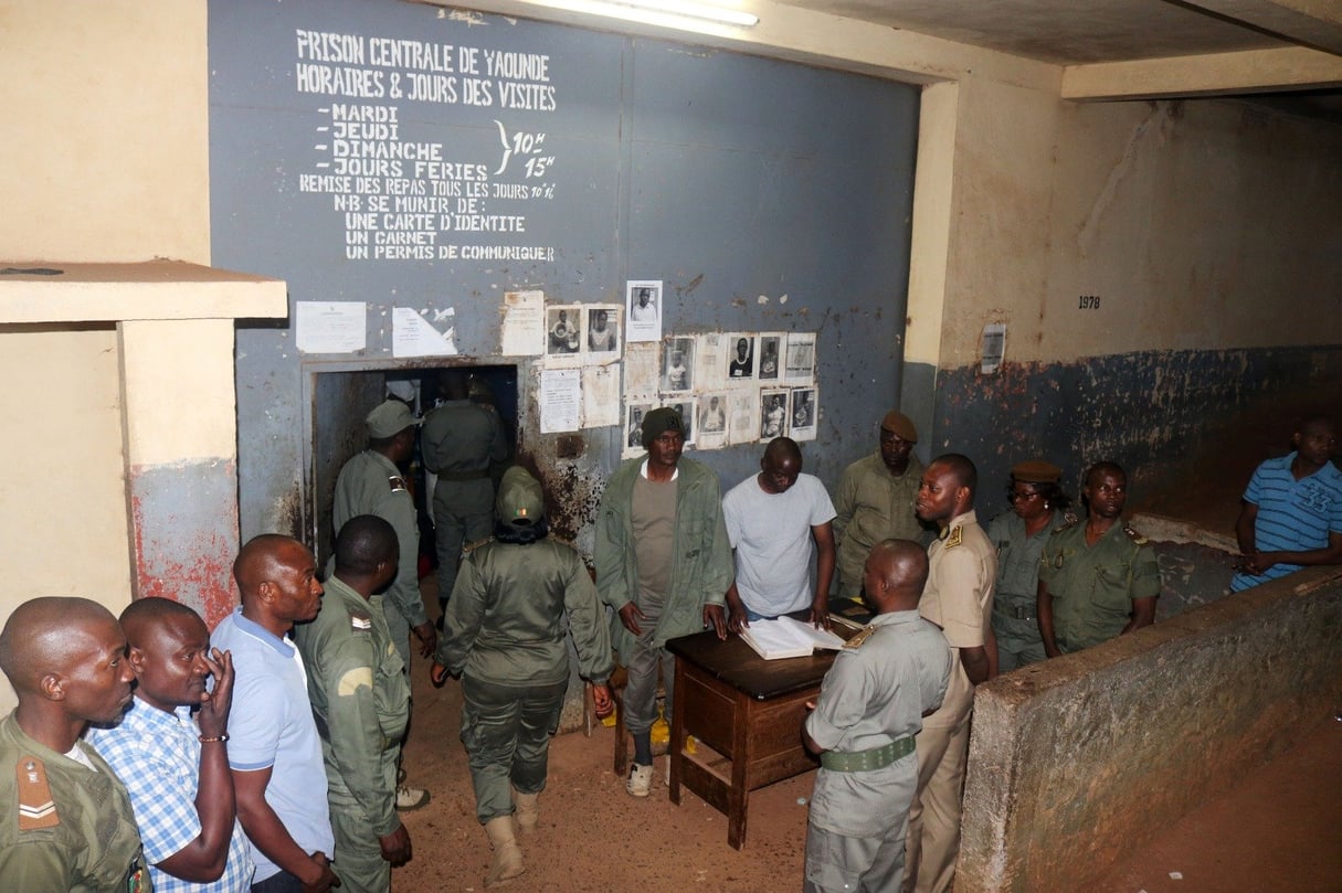 Des forces de sécurité lors de la libération d’activistes anglophones, à la prison centrale de Yaoundé, au Cameroun, en septembre 2017. © REUTERS/Stringer