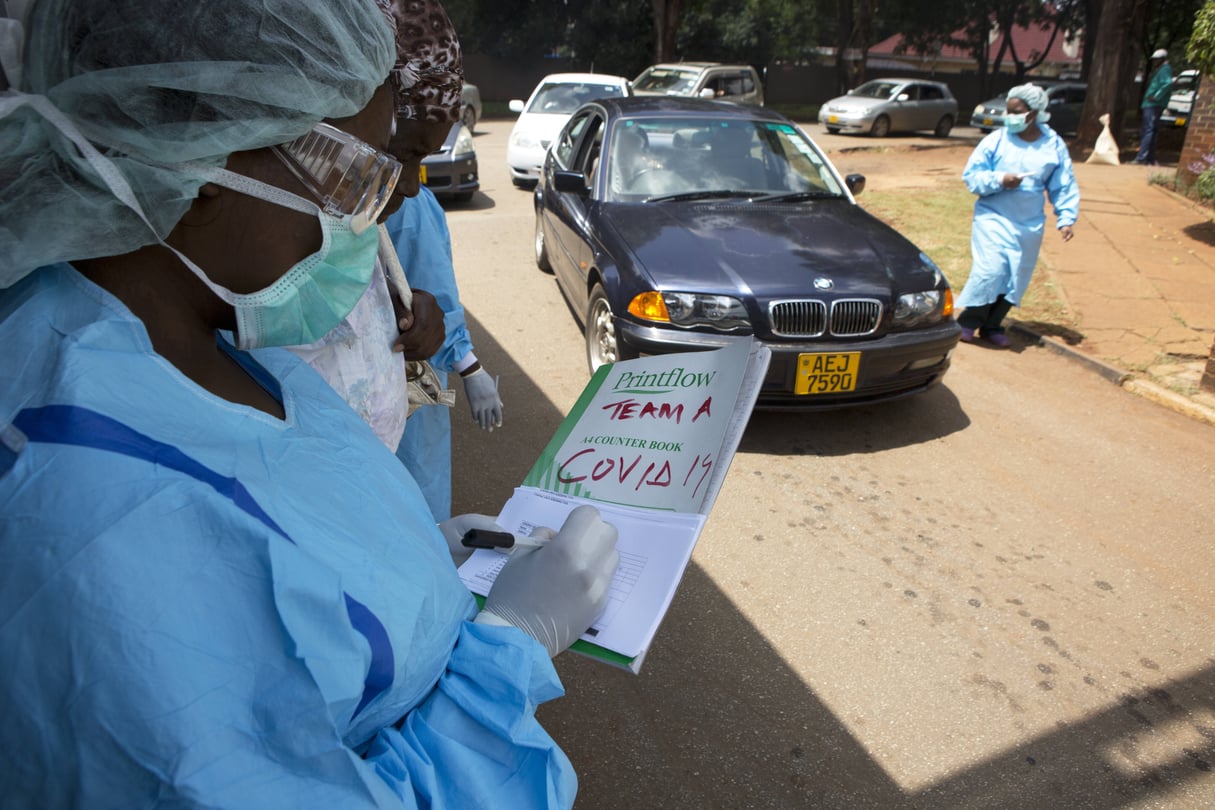 Des soignants, à Harare, au Zimbabwe , le 21 mars 2020, en pleine épidémie de coronavirus (Photo d’illustration). © Tsvangirayi Mukwazhi/AP/SIPA