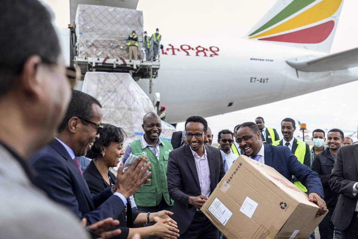 Le coordinateur national, Dr Shumete Gizaw, centre-droite, tend une boîte de fournitures médicales à la ministre de la Santé Lia Tadesse, à Addis-Abeba, le 22 mars 2020. © Mulugeta Ayene/AP/SIPA