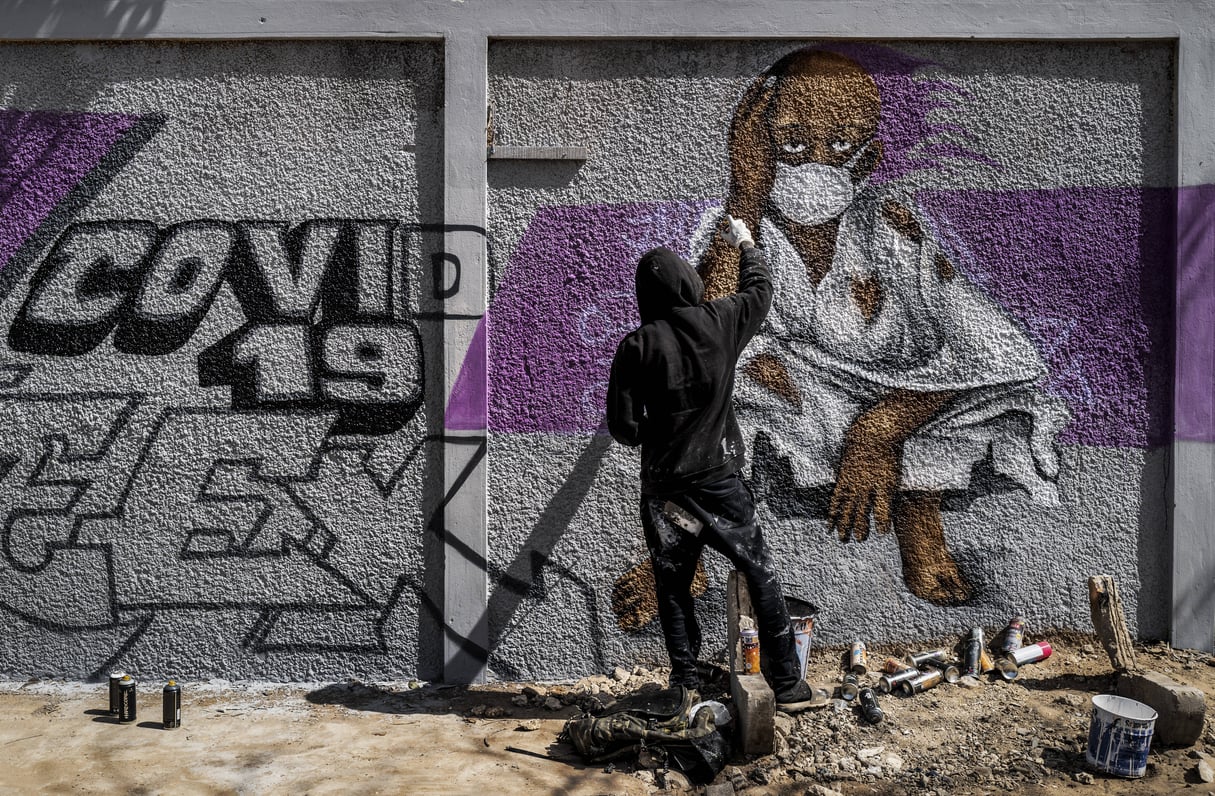 Un artiste graffeur peint un message de prévention contre le coronavirus, dans les rues de Dakar, le 25 mars 2020 (illustration). © Sylvain Cherkaoui/AP/SIPA