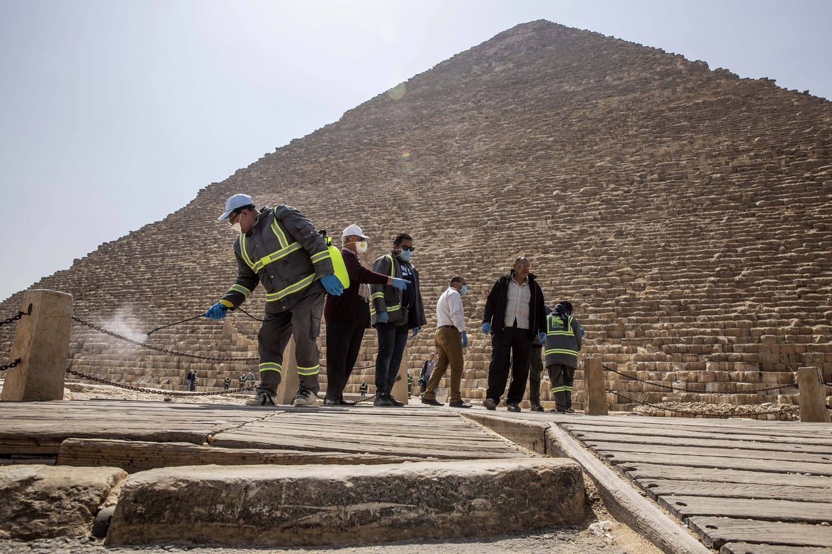 Des agents municipaux près des pyramides Gizeh, le 25 mars 2020. &copy; Nariman El-Mofty/AP/SIPA