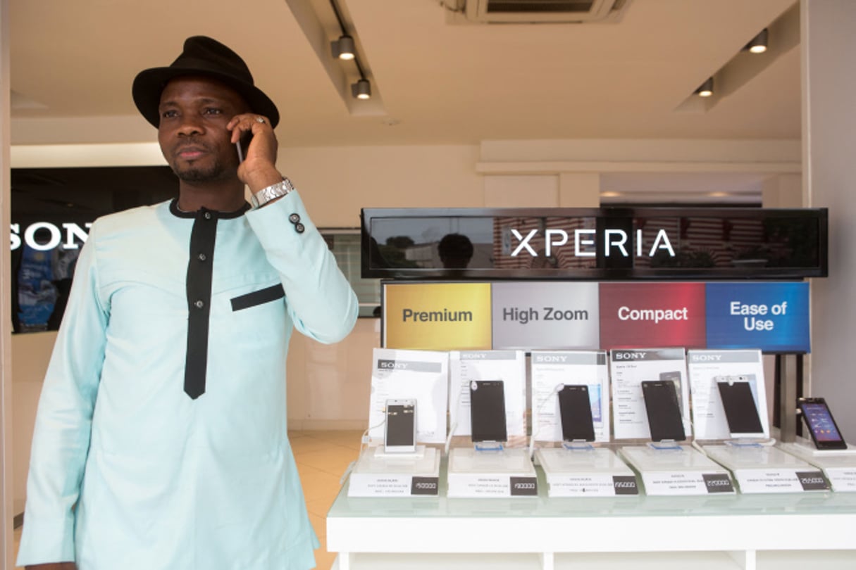 Boutique de téléphones, à Cotonou (Bénin) © Gwenn Dubourthoumieu pour J.A.