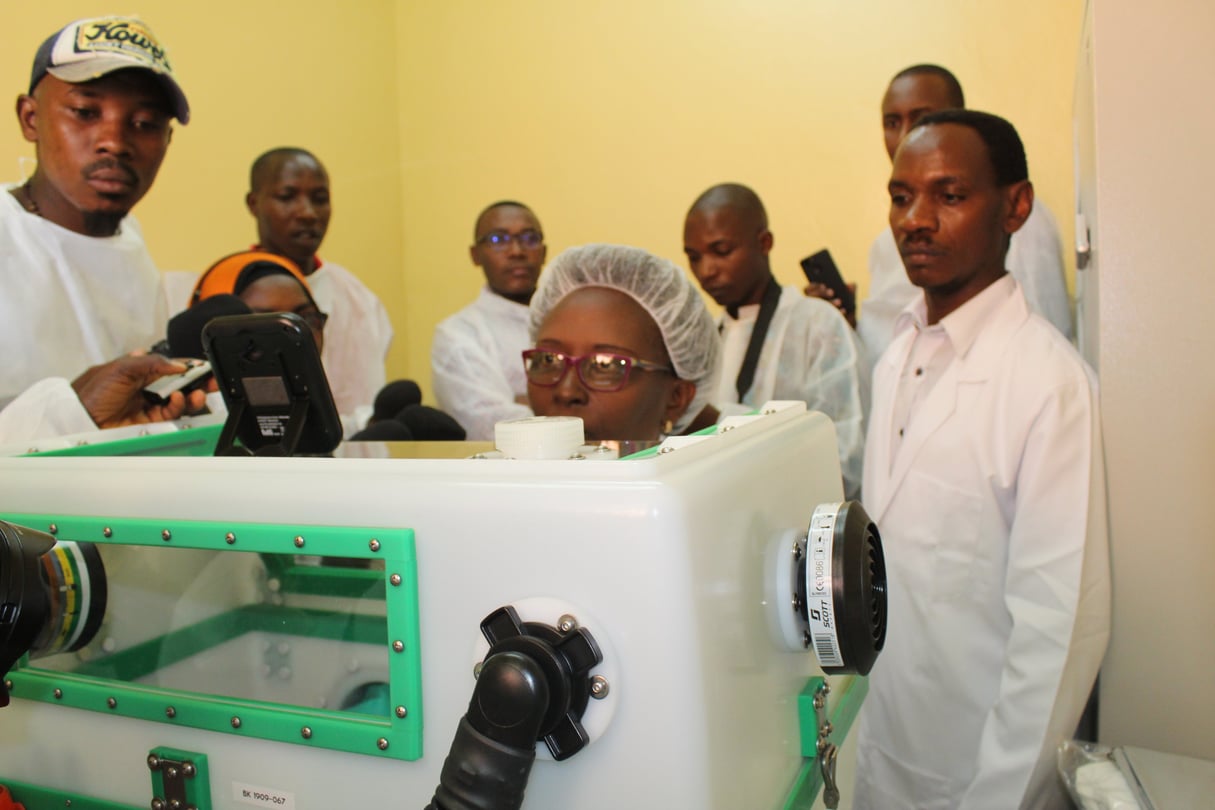 Lors d’une visite ministérielle au laboratoire de l’Résultats de recherche Résultat Web avec des liens annexes  Institut National de Santé Publique du Burundi, le 27 mars 2020. © DR / Ministère burundais de la Santé