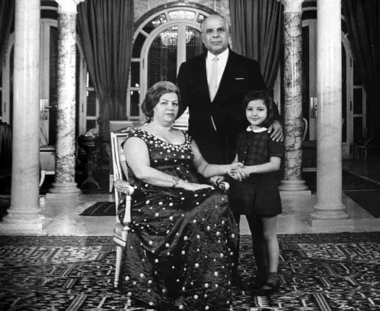 L’ancien président Habib Bourguiba, sa femme Wassila et leur fille adoptive Hager, en 1962 au palais de Carthage. © TAP/AFP