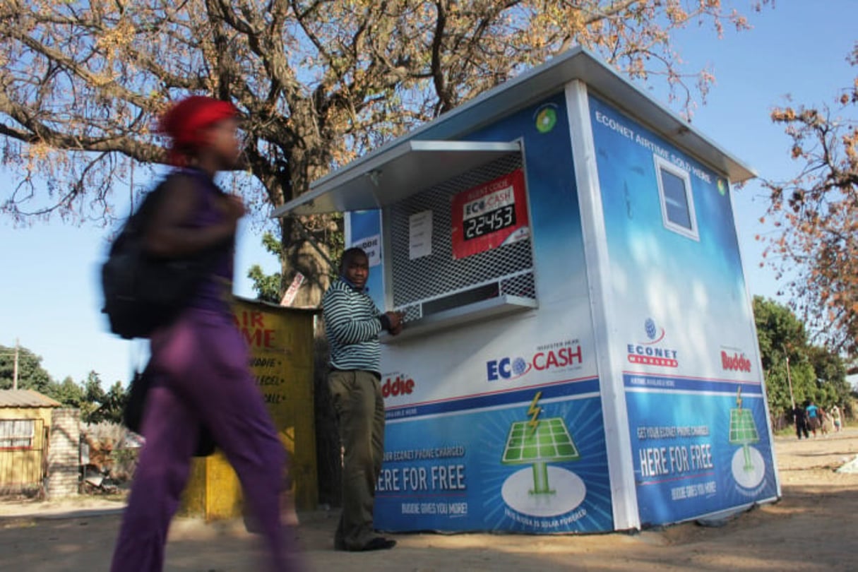 Kiosque Eco Cash, plateforme de mobile banking d’Econet Wireless au Zimbabwe. © Tsvangirayi Mukwazhi/The Africa Report/2013.