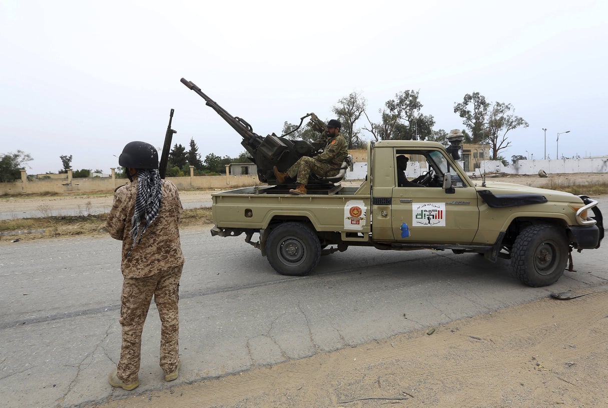Les forces gouvernementales de Tripoli se heurtent aux forces dirigées par le maréchal Khalifa Hifter, au sud de Tripoli, en avril 2019. © Hazem Ahmed/AP/SIPA
