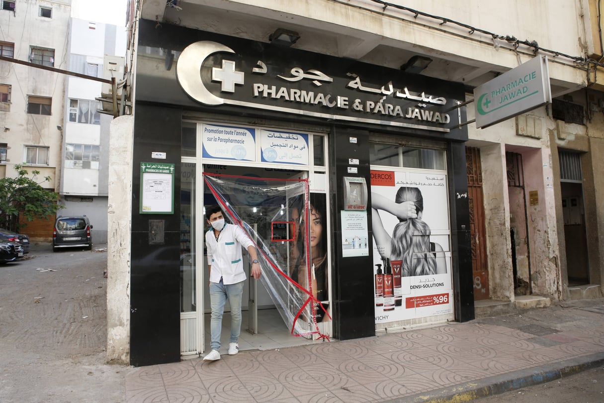 Un pharmacien à Casablanca, le 27 mars 2020. © Abdeljalil Bounhar/AP/SIPA