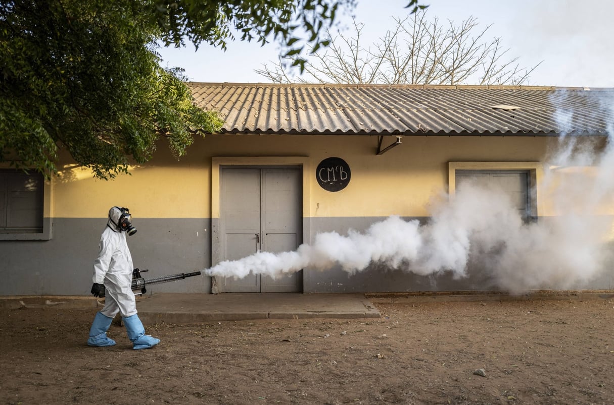 Pulvérisation de désinfectant devant une école de Dakar, le 1er avril 2020. © Sylvain Cherkaoui/AP/SIPA