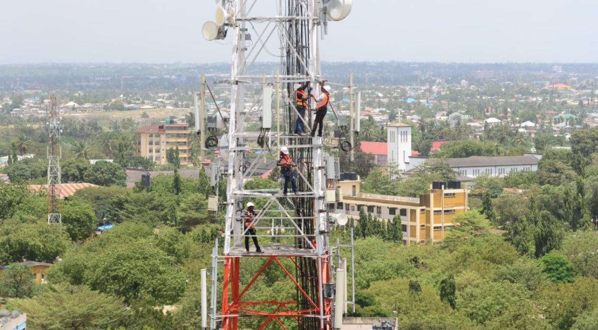 Des travaux de maintenance sur une tour télécoms en Éthiopie. © Helios Towers/2020.