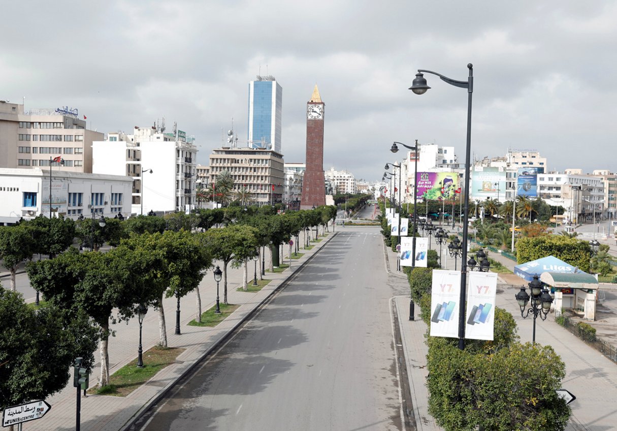 Une vue de l’avenue Habib Bourguiba, à Tunis, désertée, lors du premier jour du confinement, le 22 mars 2020. © Zoubeir Souissi /REUTERS