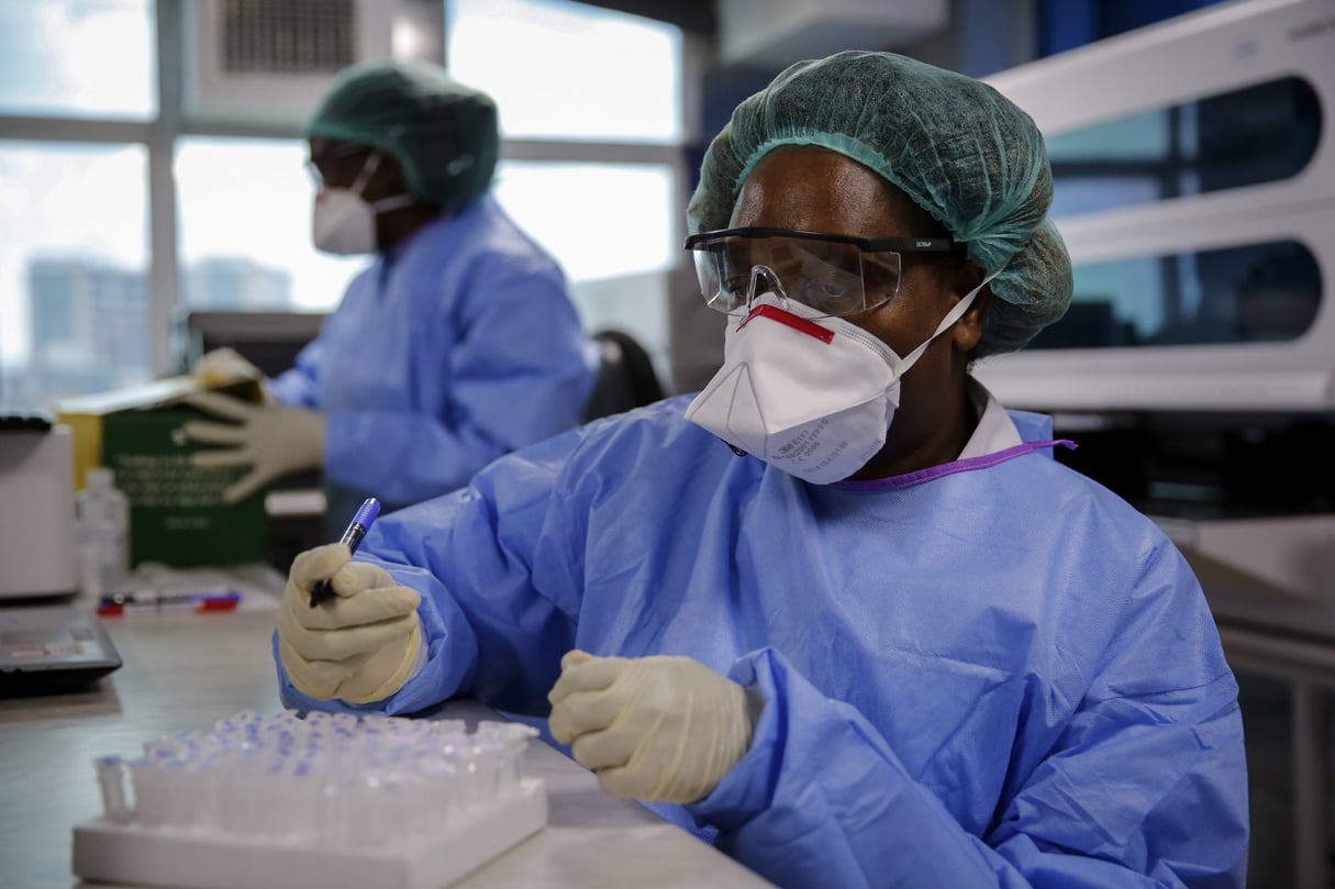 Tests du coronavirus, dans un laboratoire de Nairobi, Kenya © Brian Inganga/AP/SIPA