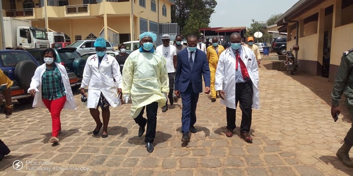 Le gouverneur de la région du Nord-Ouest, Adolphe Lele Lafrique, lors de sa tournée d’inspection du dispositif de riposte au Covid-19. © Ministère camerounais de la Santé