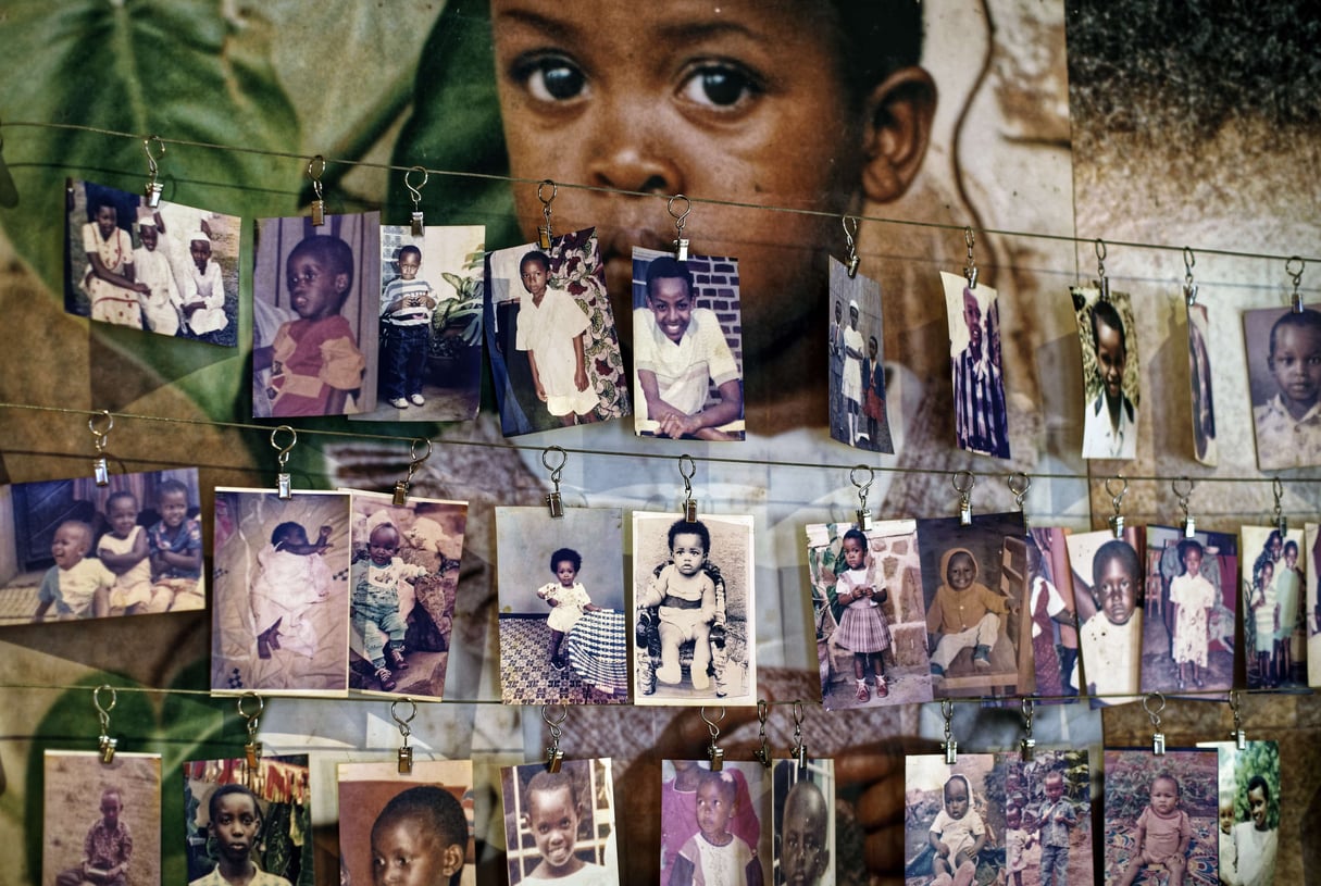 Des photographies d’enfants décédés sont exposées au centre commémoratif du génocide à Kigali, en avril 2019. © Ben Curtis/AP/SIPA