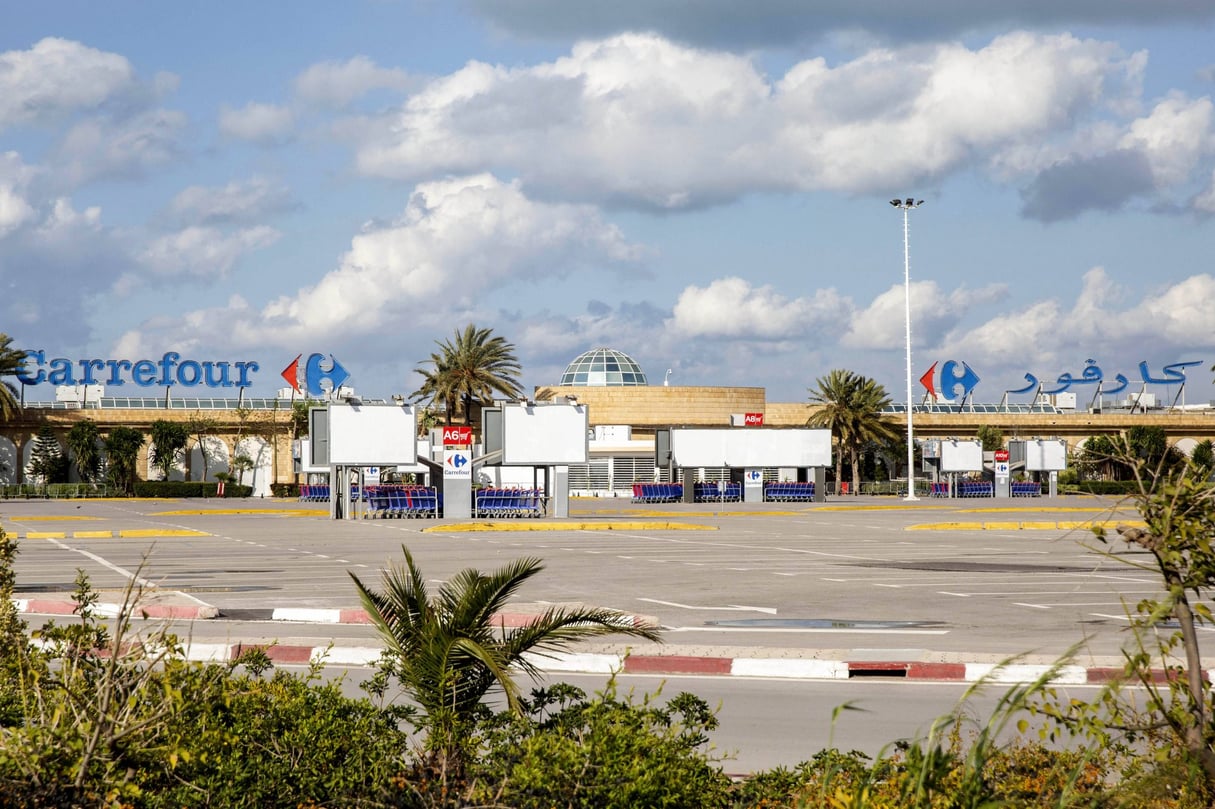 Un parking de supermarché désert à La Marsa, en Tunisie © Hassene Dridi/AP/SIPA