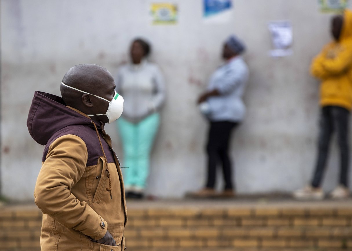 Un homme porte un masque à Johannesburg, en Afrique du Sud, le 2 avril 2020. © Themba Hadebe/AP/SIPA