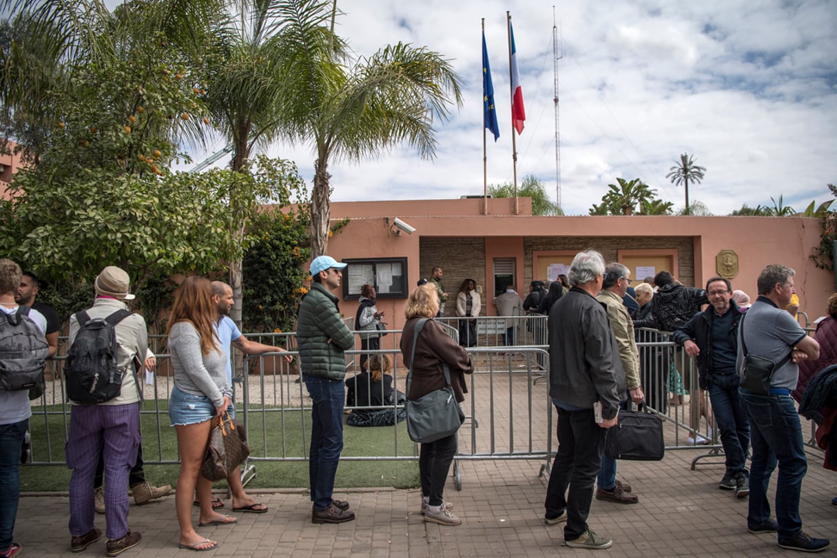 Des Français coincés au Maroc font la queue devant le consulat de France à Marrakech, le 17 mars 2020. © FADEL SENNA/AFP