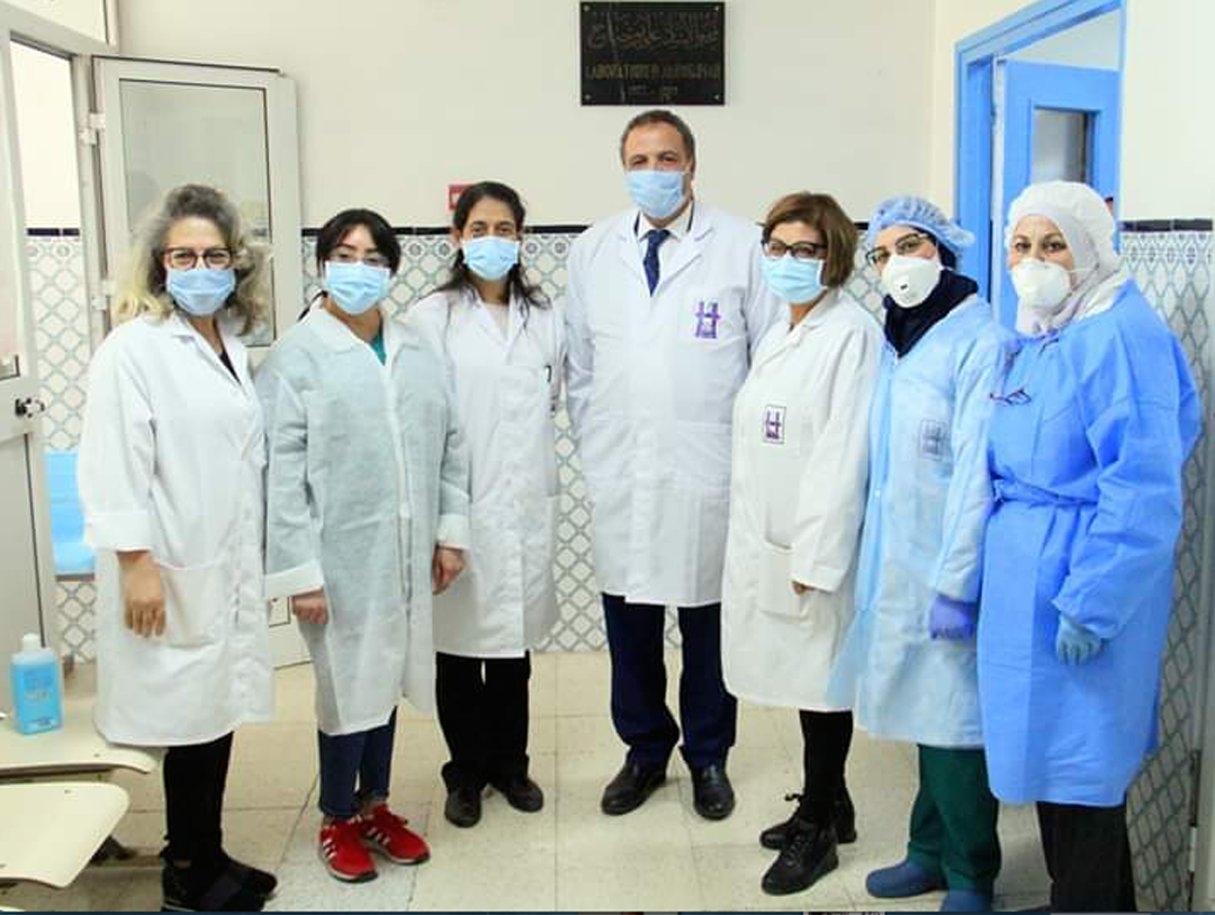 L’équipe du laboratoire de microbiologie de l’hôpital Charles-Nicolle de Tunis, le 15 avril 2020. © DR