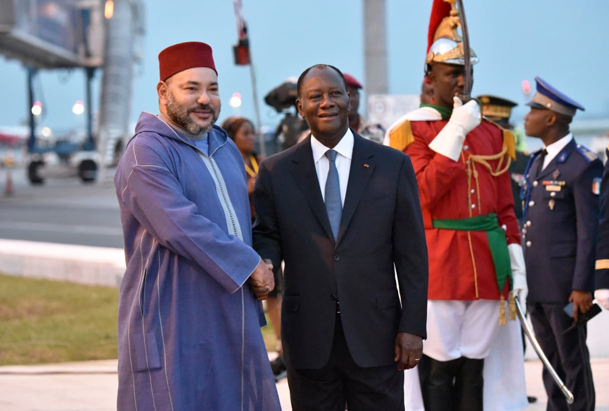 Le roi du Maroc, Mohammed VI, et le président ivoirien Alassane Ouattara, à Abidjan, le 24 février 2017. © Sia KAMBOU/AFP