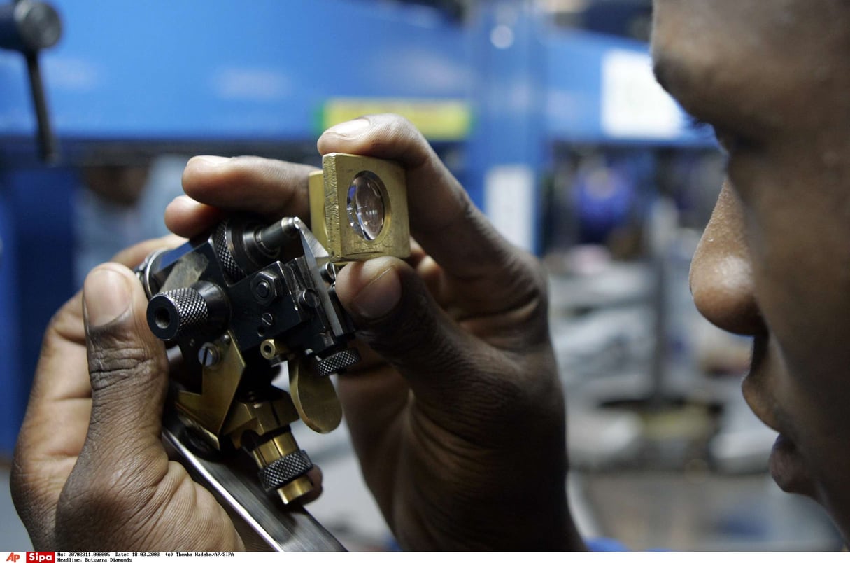 Un ouvrier examine un diamant brut dans un atelier de Gaborone (Botswana) © Themba Hadebe/AP/SIPA