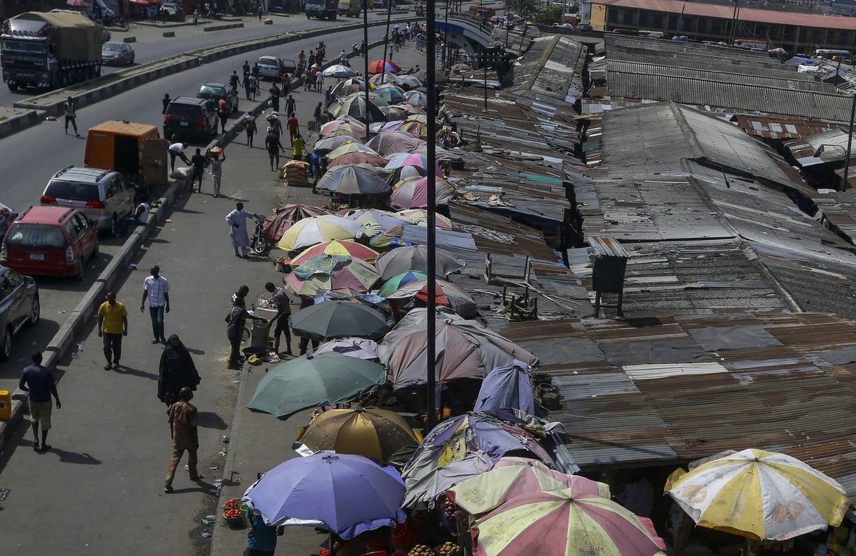 Du fait des mesures de confinement, affluence réduite sur ce marché de Lagos, le 13 avril 2020. © Sunday Alamba/AP/SIPA
