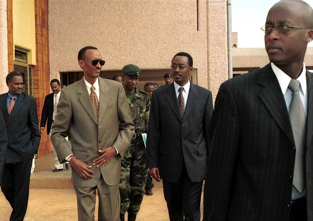 Le nouveau président rwandais Paul Kagame et le Premier ministre Bernard Makuza, le 17 avril 2000 à Kigali. © MARCO LONGARI / AFP