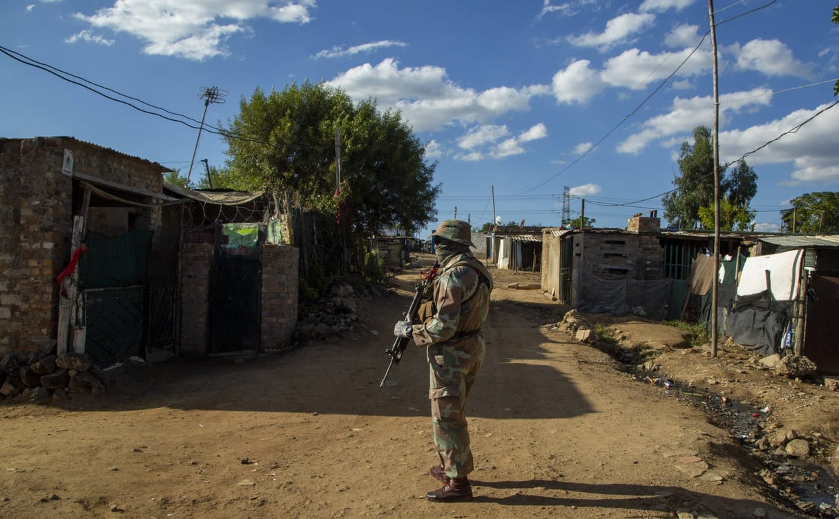 En Afrique du Sud, l’armée pour faire respecter le confinement. © Themba Hadebe/AP/SIPA
