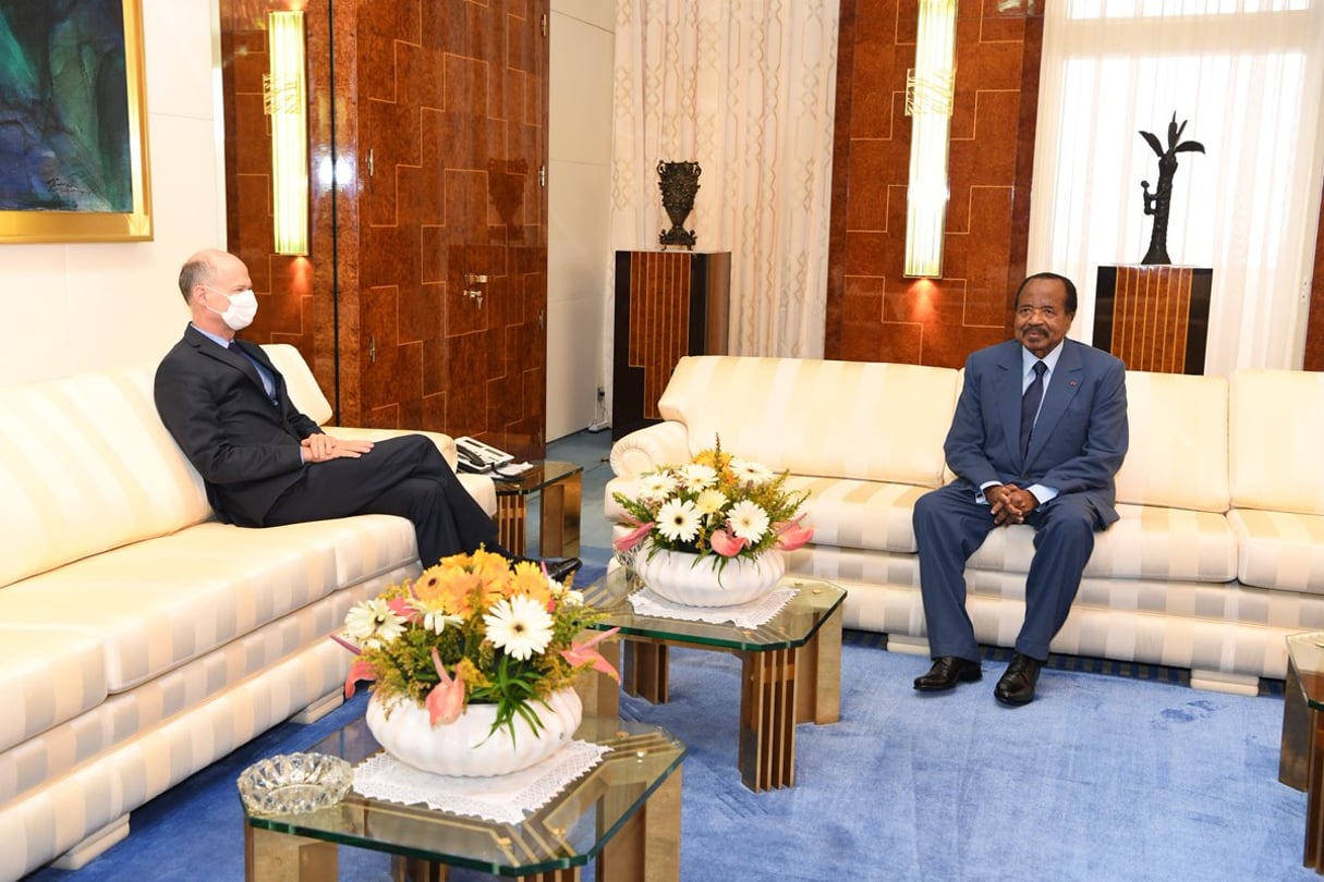 Photo de la rencontre entre Paul Biya etChristophe Guilhou, l’ambassadeur de France à Yaoundé, diffusée le 16 avril 2020 par la présidence camerounaise. © DR / Présidence du Cameroun.