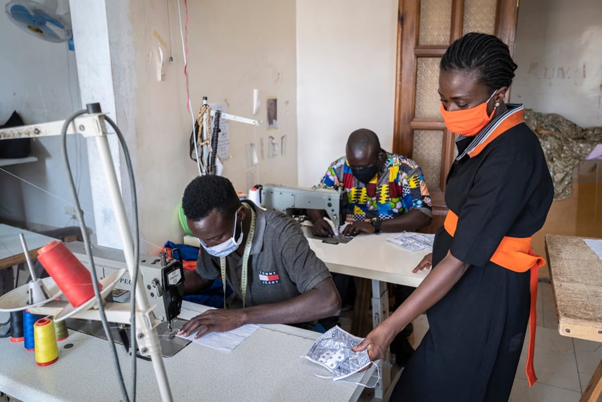 Dans l’atelier de Touty Sy, à Dakar, qui propose d’offrir des masques en tissus aux personnes vulnérables, le 20 avril 2020. © Sylvain Cherkaoui pour JA