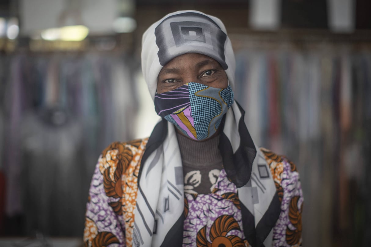 Solange Benga, originaire de RDC, dans l’atelier de couture de l’ONG Migrants du Monde où elle fabrique des masques contre le coronavirus, à Rabat, au Maroc, le 16 avril 2020 (Illustration). &copy; Mosa&rsquo;ab Elshamy/AP/SIPA