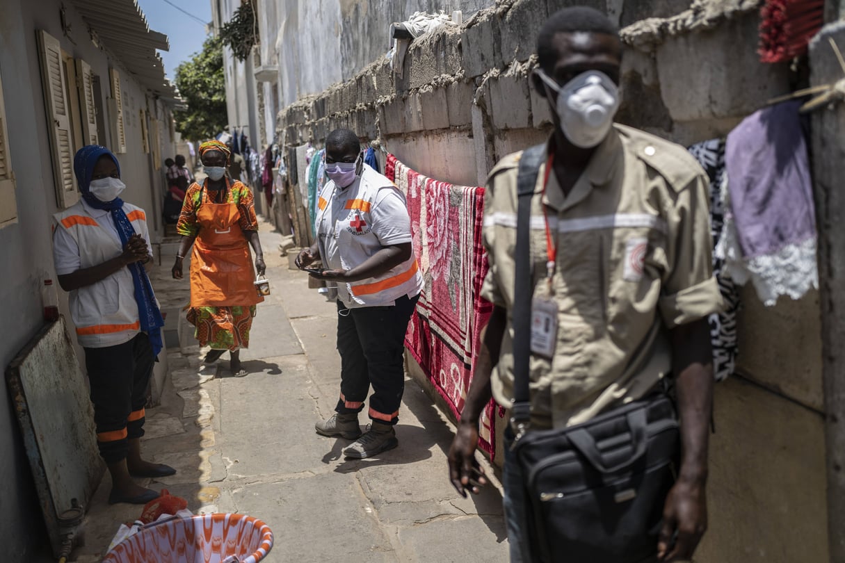 Des volontaires de la Croix Rouge lors d’une opération de sensibilisation sur la pandémie de coronavirus, à Dakar, le 18 avril 2020. © Sylvain Cherkaoui/AP/SIPA