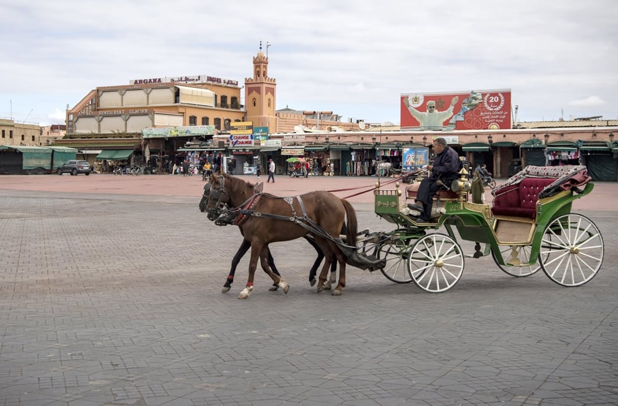 Une calèche vide passe sur la place déserte de Jamaa el-Fna, à Marrakech le 17 mars. © FADEL SENNA / AFP