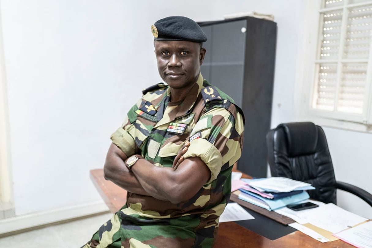 Le général François Ndiaye, président du Comité de suivi de la mise en œuvre des opérations du Fonds de riposte et de solidarité contre les effets du Covid-19 dans son bureau, à la Maison militaire de Dakar, au Sénégal. © Sylvain Cherkaoui pour JA