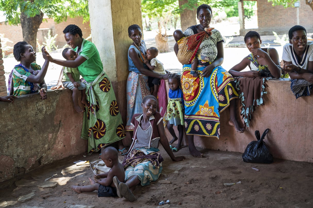 Des habitants du village de Tomali, au Malawi, attendent le coup d’envoi du premier test à grande échelle d’un vaccin contre le paludisme. © Jerome Delay/AP/SIPA