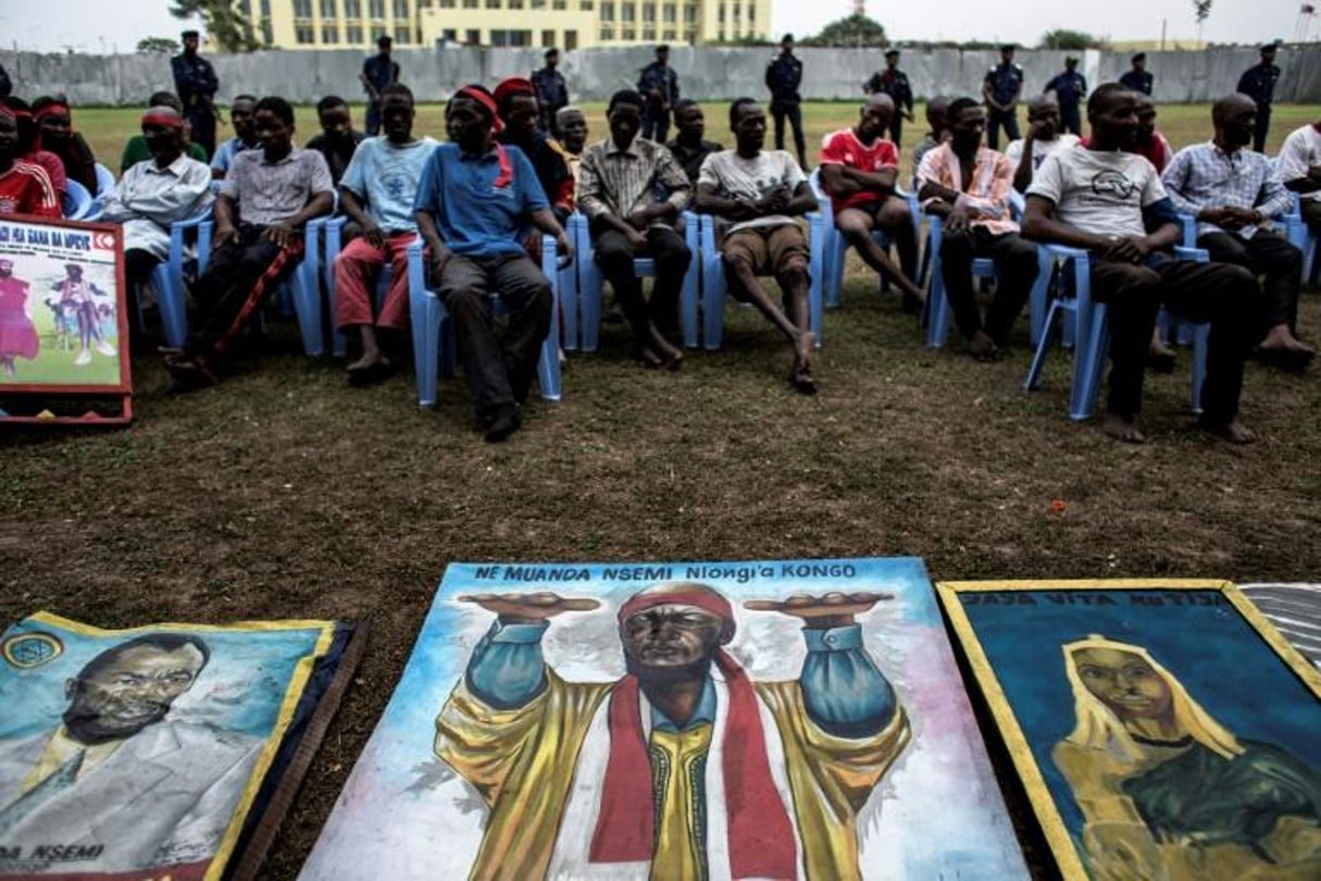 Des portraits de l’ex-député Zacharie Badiengila alias Ne Muanda Nsemi, leader du mouvement séparatiste Bundu Dia Kongo (BDK), exposés au siège de la police à Kinshasa en 2017. © JOHN WESSELS/AFP