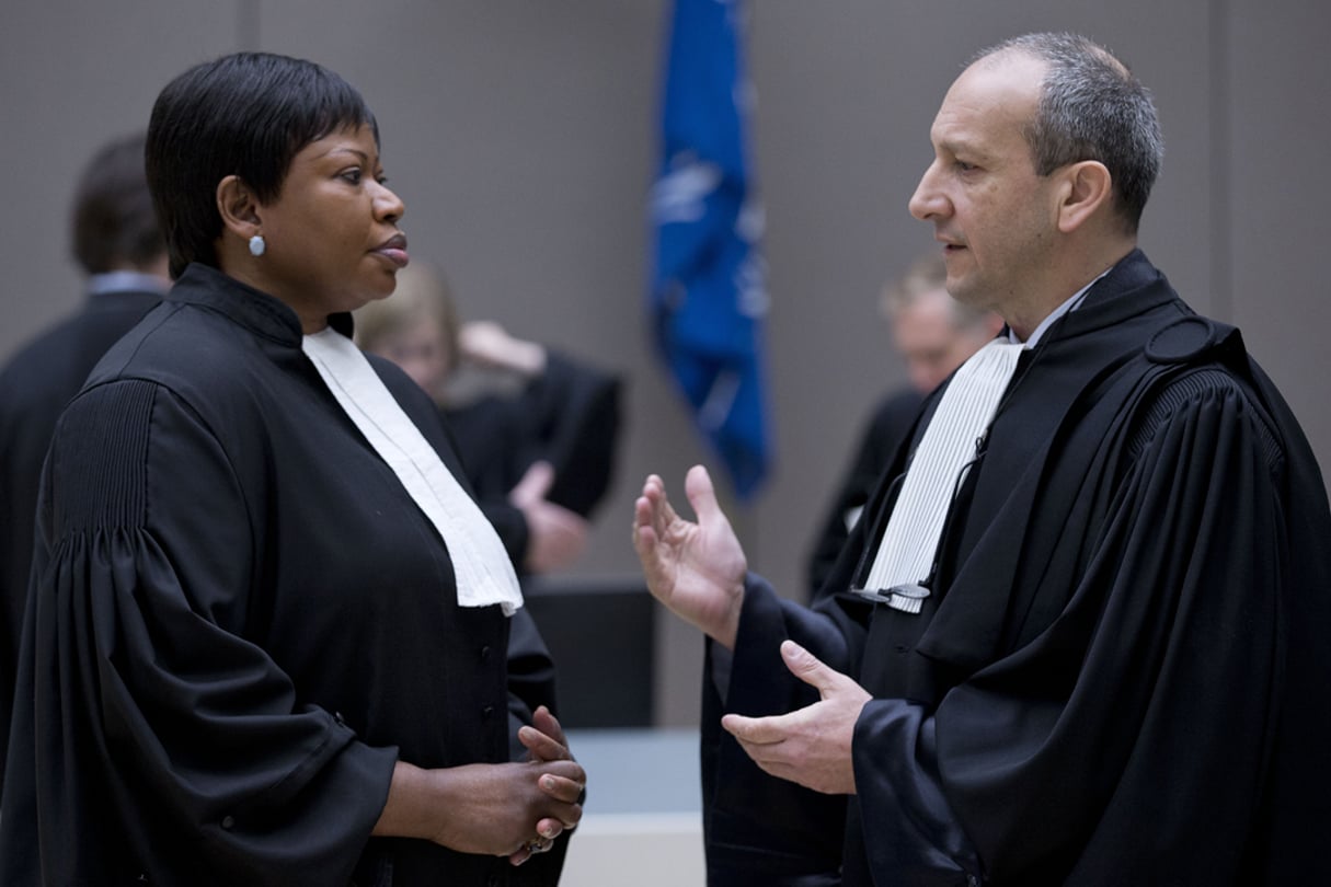 Emmanuel Altit, l’avocat de Laurent Gbagbo, et Fatou Bensouda, la procurer de la CPI, lors d’une audience à La Haye, le 28 janvier 2016. © Peter Dejong / POOL / AFP