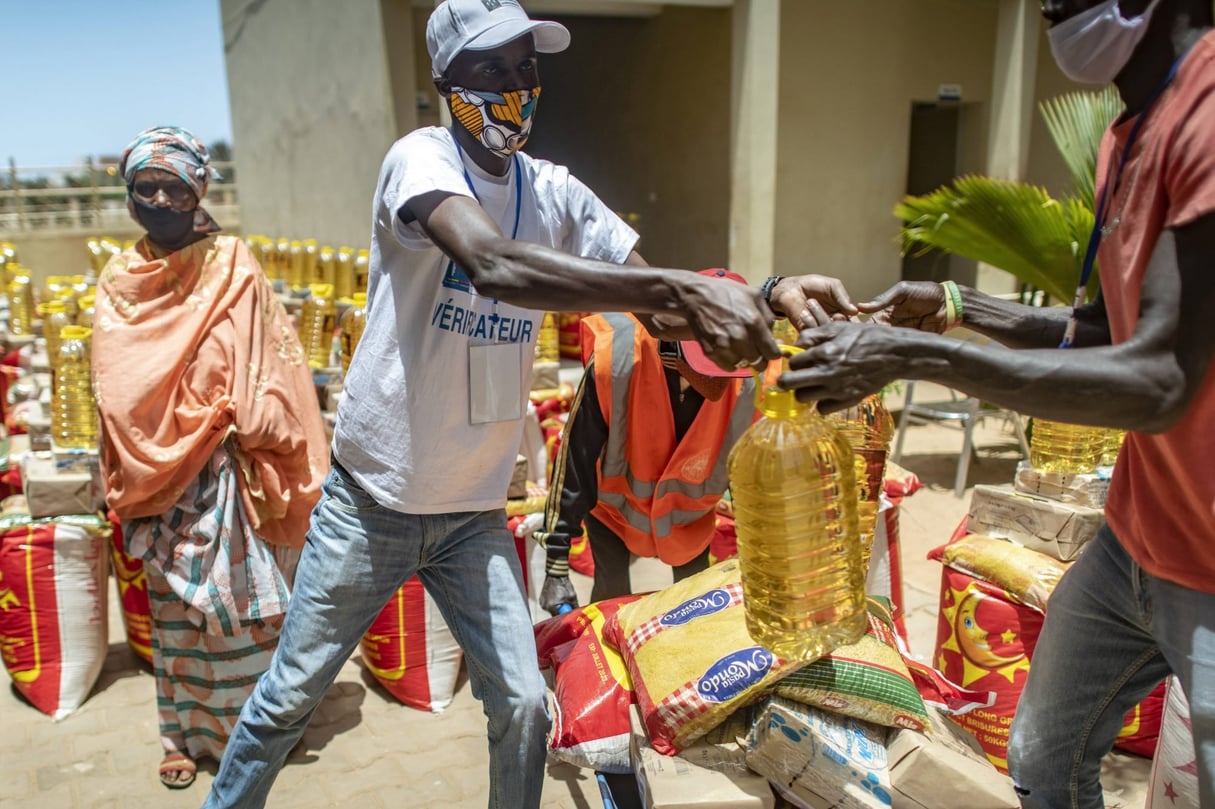 Denrées de première nécessité distribuées par le gouvernement sénégalais, à Dakar, le 28 avril 2020 © Sylvain Cherkaoui/AP/SIPA