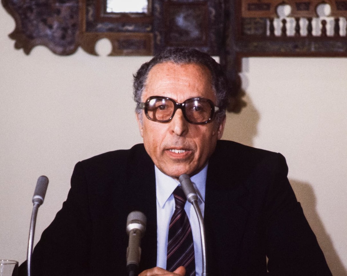 Portrait de Chedli Klibi, à Tunis, en 1984. Portrait du secr√©taire g√©n√©ral de la Ligue Arabe Chedli Klibi lors d’un conseil des ministres arabes le 20 mai 1984 √† Tunis, Tunisie. (Photo by CHIP HIRES/Gamma-Rapho via Getty Images)