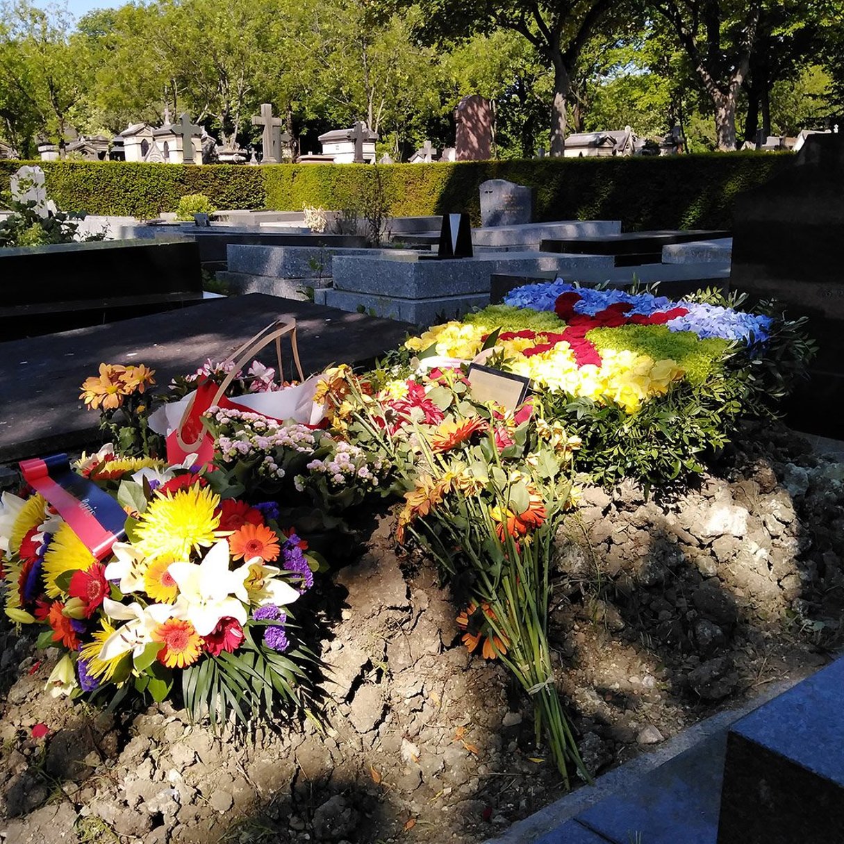 La pierre tombale d’Idir au cimetière du Père Lachaise, à Paris, le 14 mai 2020 © Farid Alilat