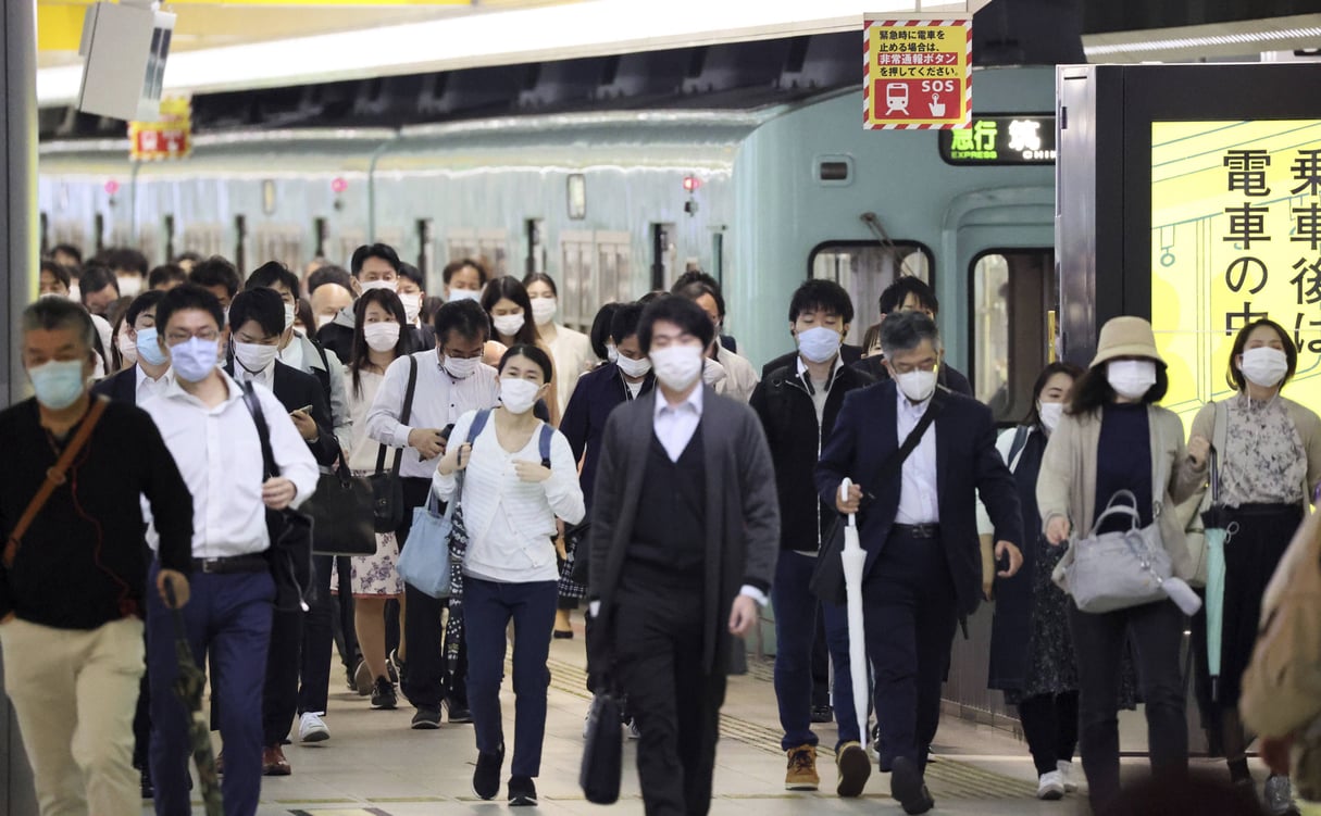 Des personnes portant un masque se rendent au travail à Fukuoka, au Japon, le 15 mai. &copy; Masanobu nakatsukasa/AP/SIPA